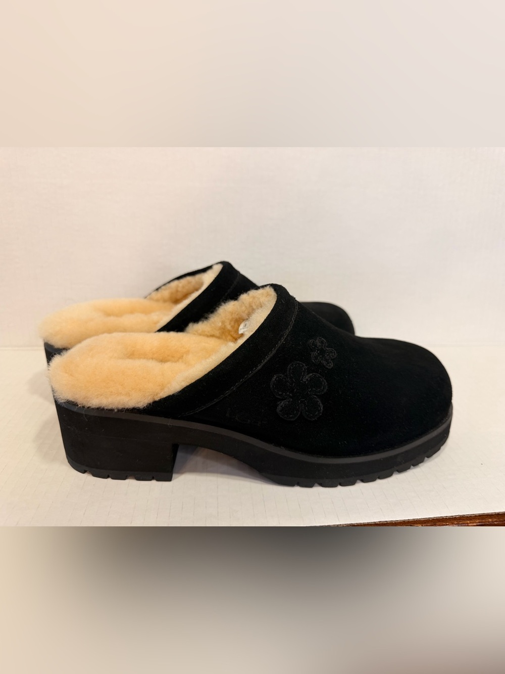 UGG Solvang mule clogs shearling lining floral design size 9